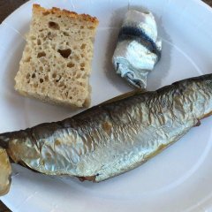 Vietējās uzkodas - svaigi kūpinātas zivis no autentiskiem Kihnu zvejniekiem