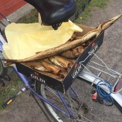 Vietējās uzkodas - svaigi kūpinātas zivis no autentiskiem Kihnu zvejniekiem