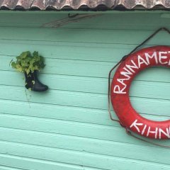 Vietējās uzkodas - svaigi kūpinātas zivis no autentiskiem Kihnu zvejniekiem